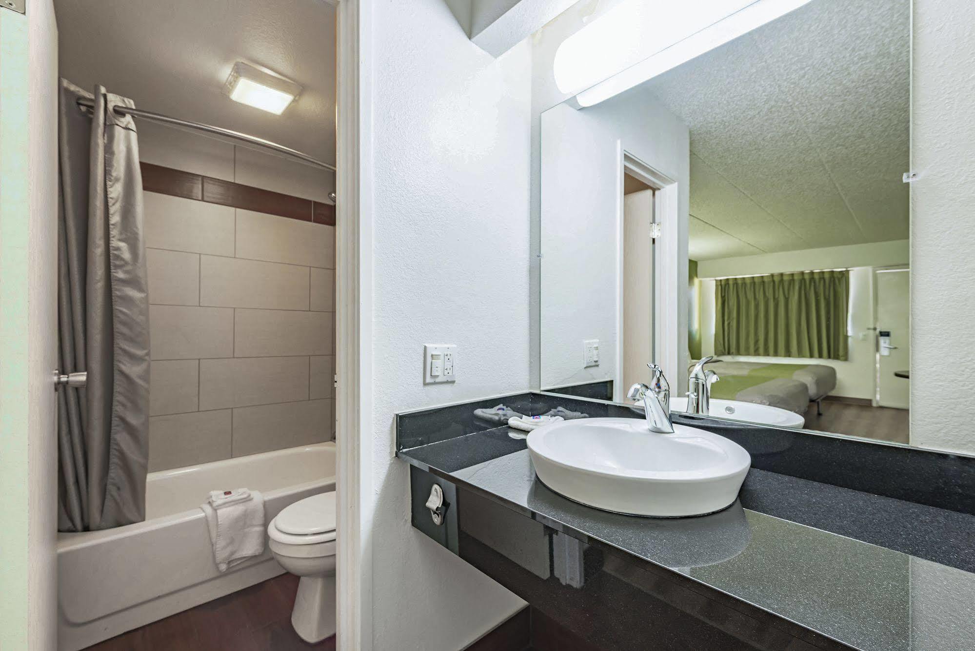 Days Inn By Wyndham Cincinnati I-71 Silverton エクステリア 写真