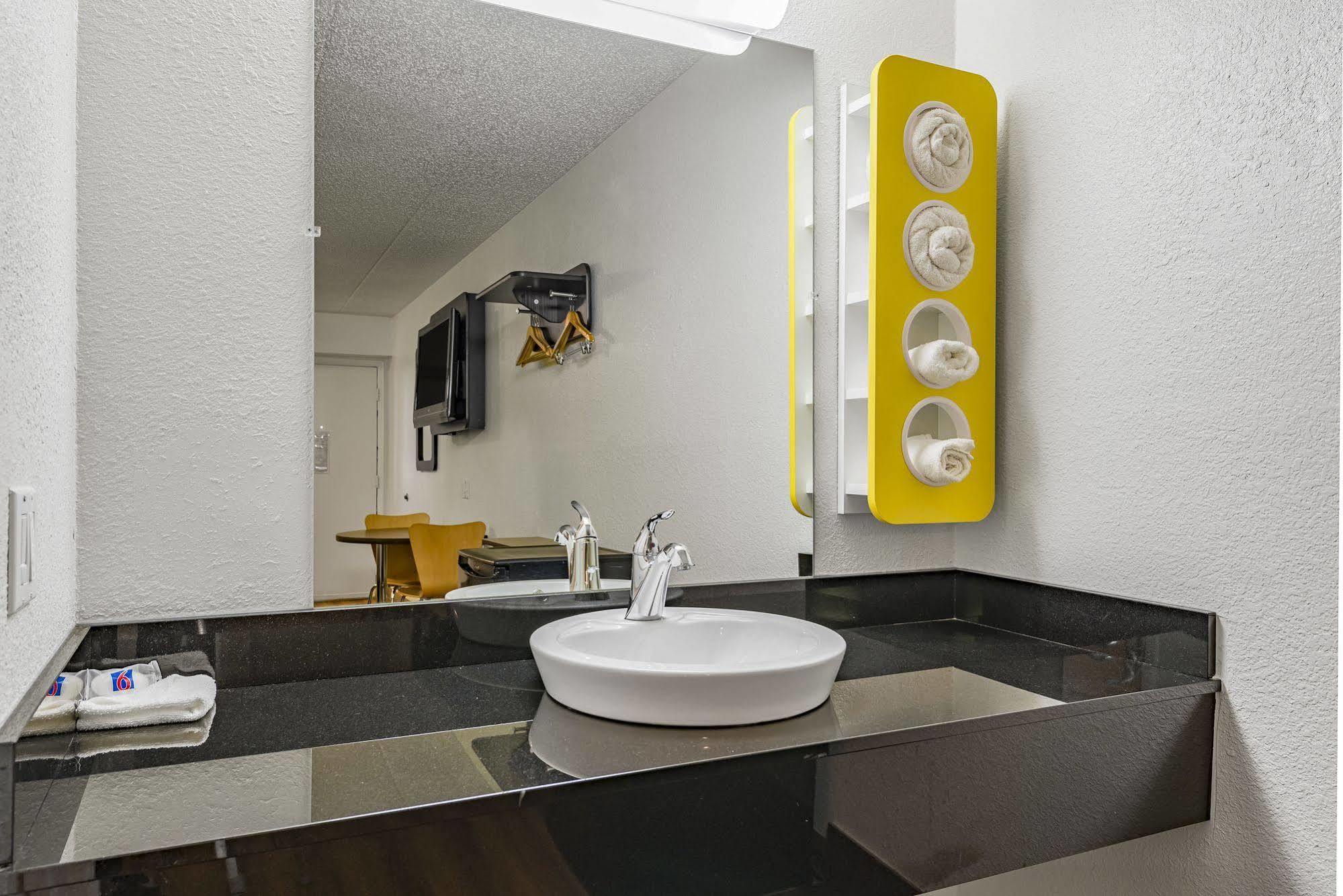 Days Inn By Wyndham Cincinnati I-71 Silverton エクステリア 写真