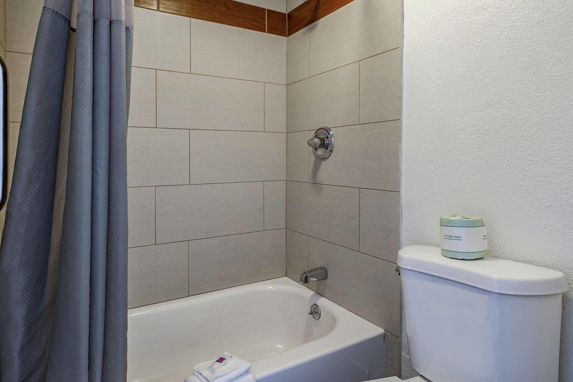 Days Inn By Wyndham Cincinnati I-71 Silverton エクステリア 写真