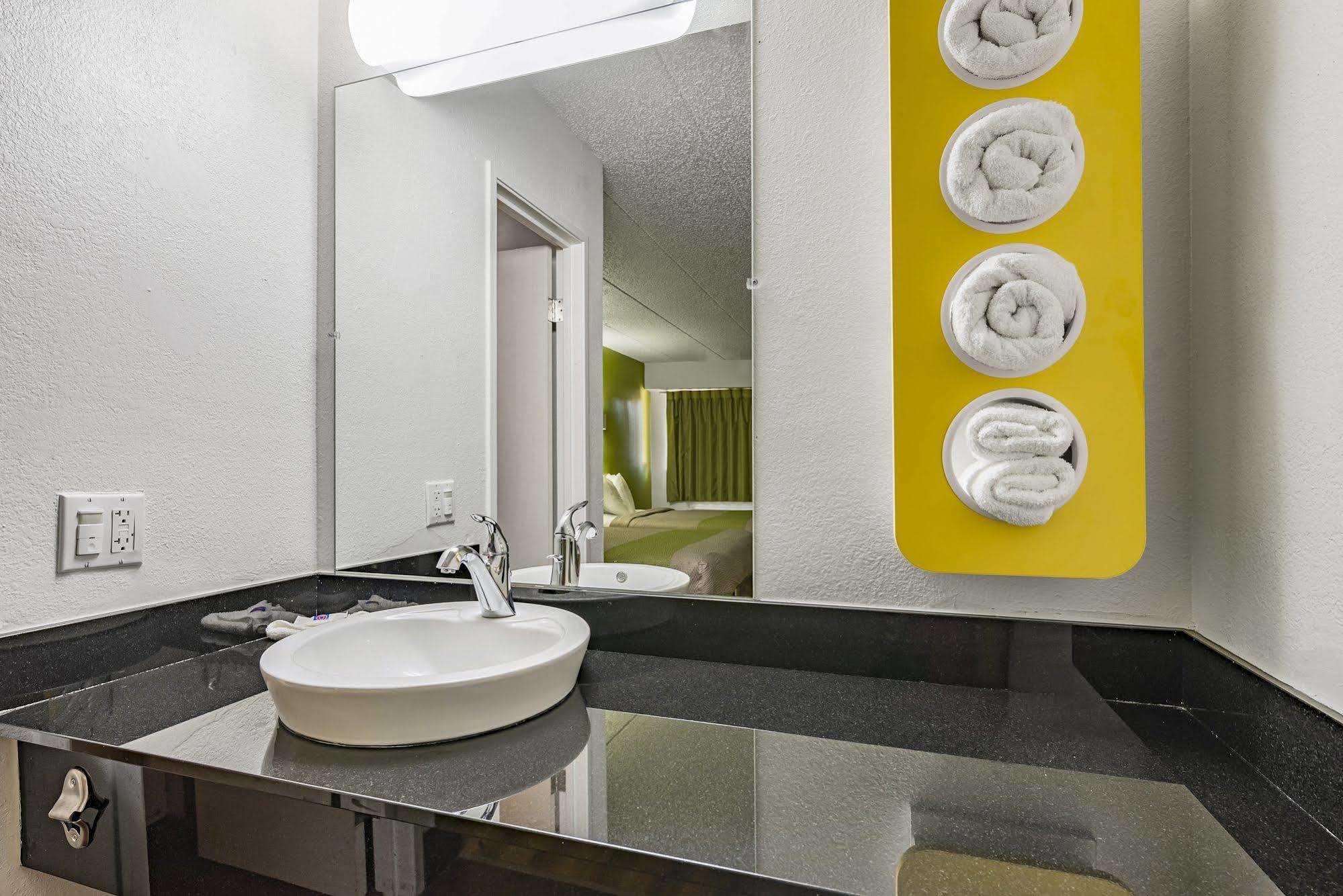 Days Inn By Wyndham Cincinnati I-71 Silverton エクステリア 写真
